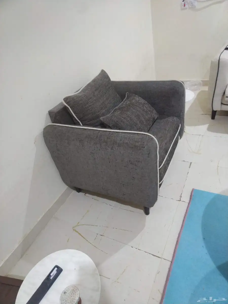 للبيع كنب مع طاوله وربع خدمه شبة الجديد 0