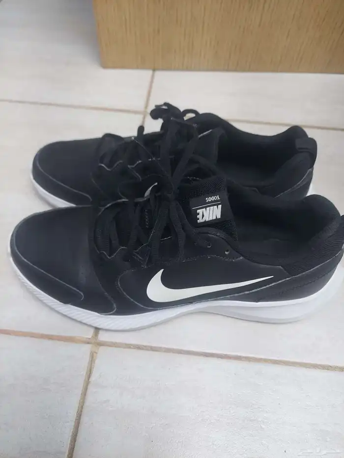 للبيع كوتش نايك اصلي مقاس 42 شبة جديد 0