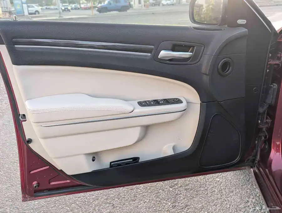 كرايزلر C300 ليميتد 2018 11