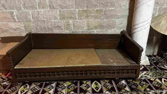 كنب خشيب سنديان بي حاله جيده يوجد فك في كنتين 2