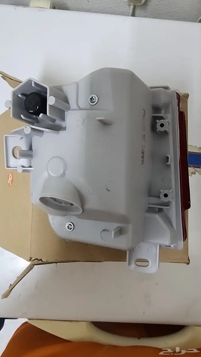 عاكس خلفي يمين بالصدام لاندكروزر من موديل 2015-2018 1