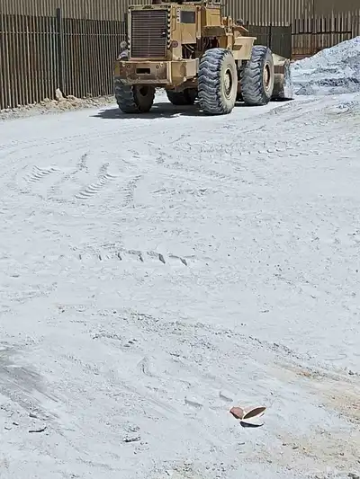 رمل ابيض نوره للحلال والزراعه 1