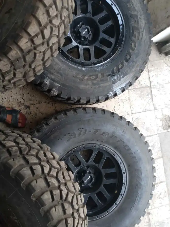 كفرات حجري كمل مع جنوط رانجلر مقاس 37 50 12 17 2