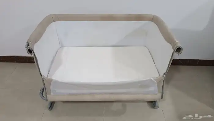 سرير مواليد بحالة جيدة جدا مع المرتبة 3