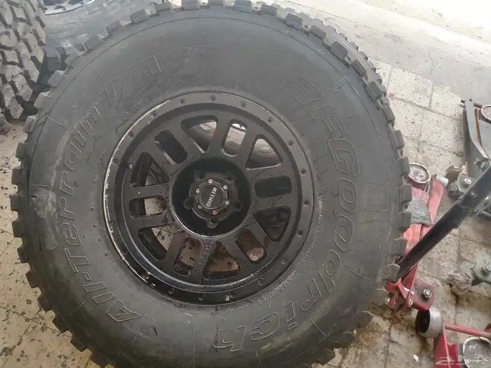 كفرات حجري كمل مع جنوط رانجلر مقاس 37 50 12 17 4