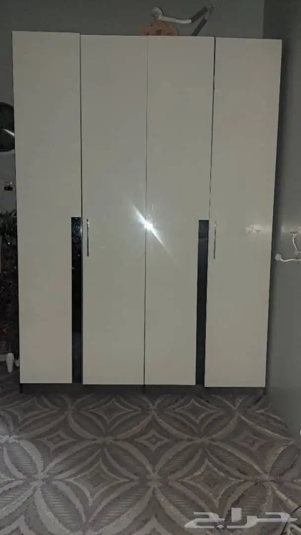 خزانة بيضا وفضي للبيع استعمال خفيف 4 أبواب بسعر معقول 0