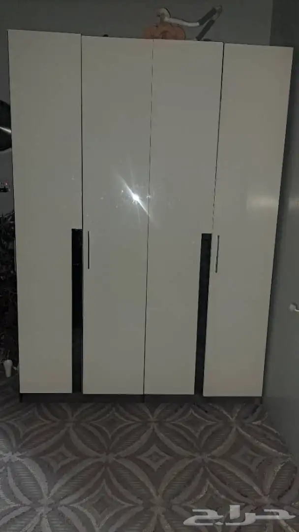 خزانة بيضا وفضي للبيع استعمال خفيف 4 أبواب بسعر معقول 1