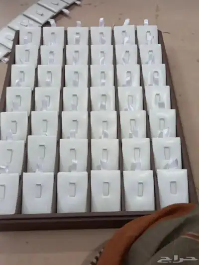 متوفر علب عرض الذهب و الفضةتجهيز محلا تفصيل بي اللون العايزو 1