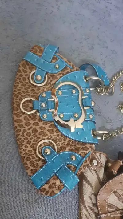 شنط (Guess) للبيع على السوم. 1