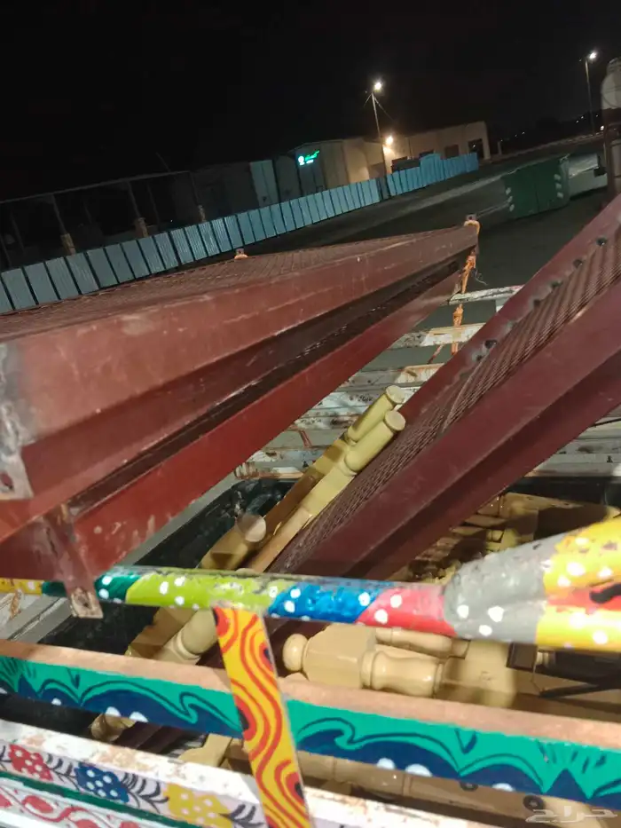 خمسه كراسي خشب والقاعده حديده من النوادر شي فاخر من الاخر 1