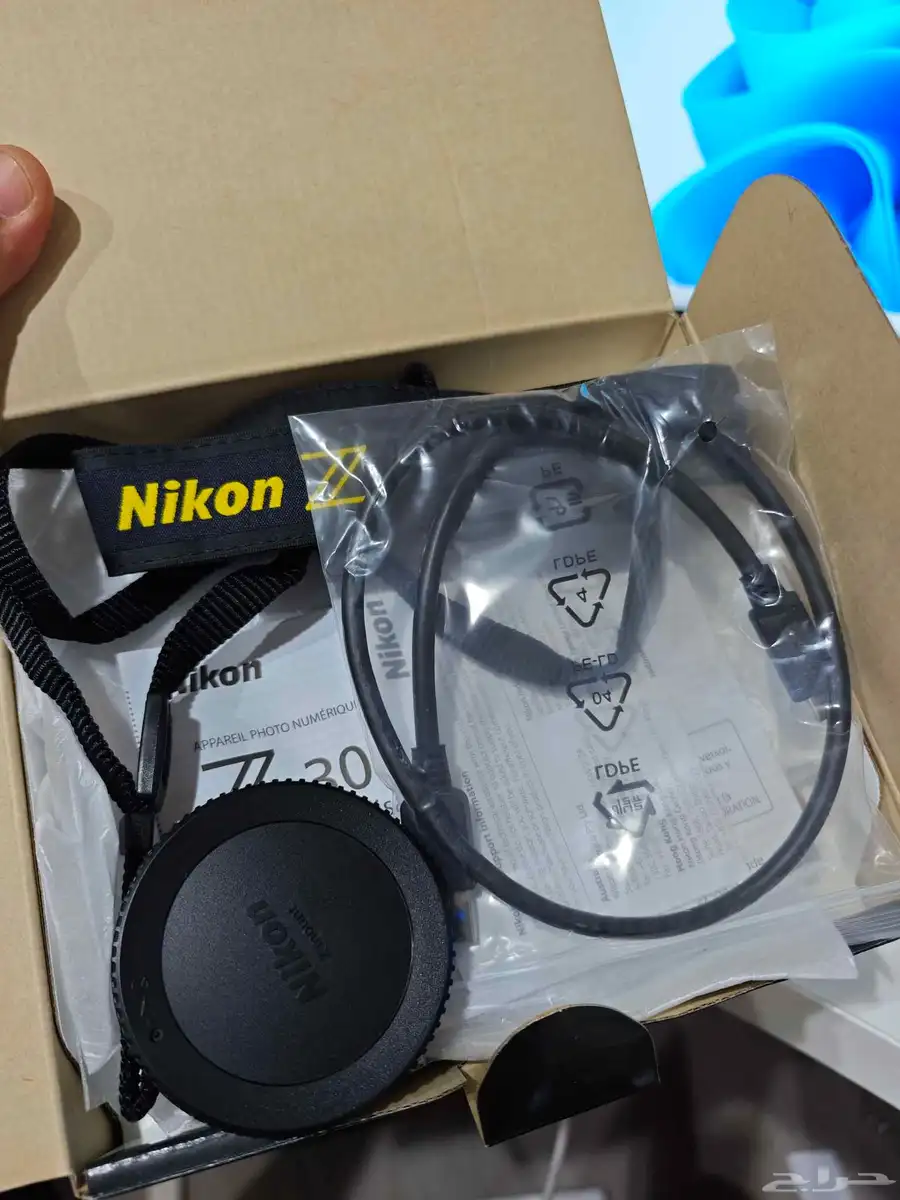 للبيع كيمرت نيكون Z30 مع عدسة Dx24 1.7 2