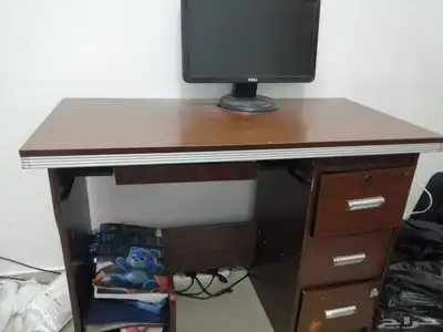 للبيع طاولة كمبيوتر مع شاشة ديل 1