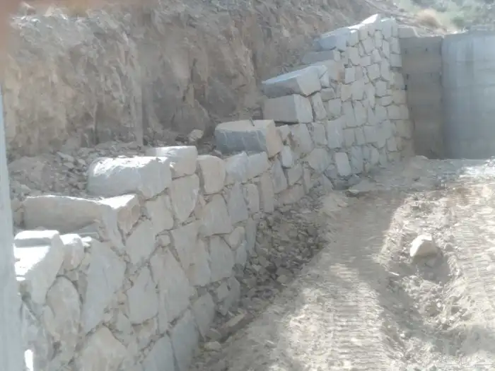 معلم حجر بنا جدارات بوكلين بنا تلبيس حجر فني وشغل ربراب ارضي 4