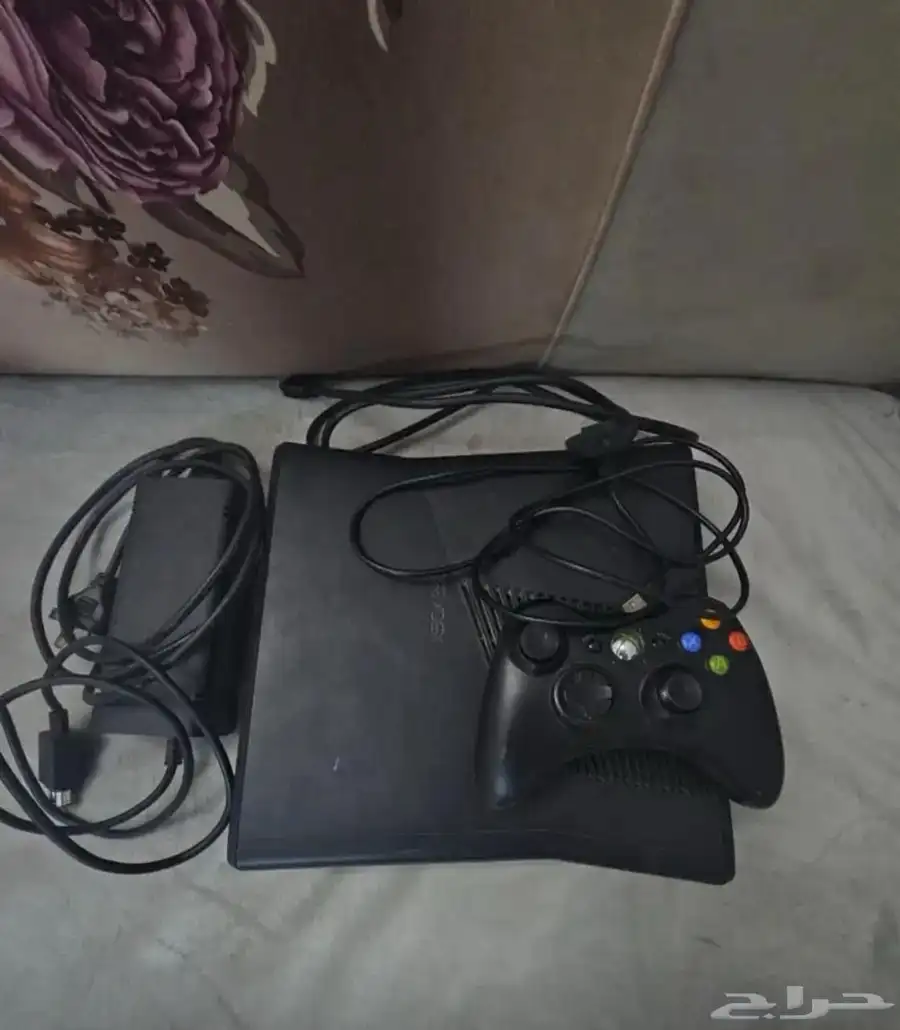 اكس بوكس 360للبيع مهكر نضيف فيه 8العاب 2
