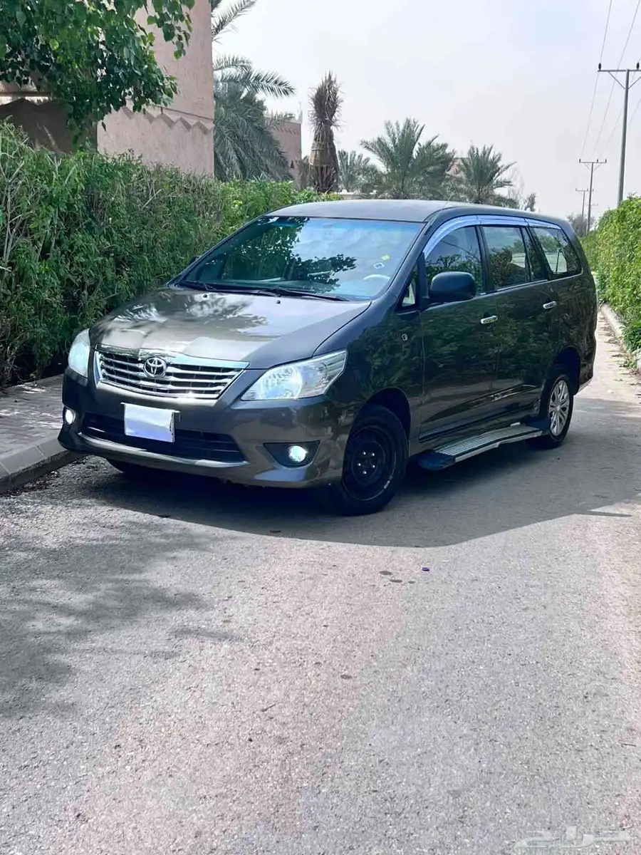 سيارة انوفا للايجار الشهري 2