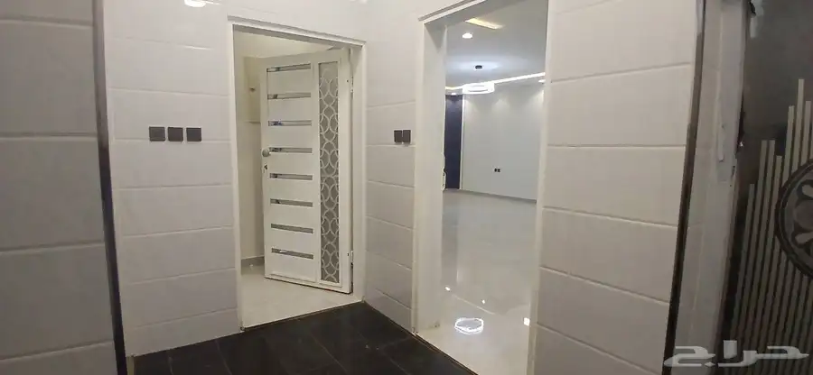 للبيع روف علوى مع ملحق بمدخل سياره من650 ألف حي النوربالخميس 4