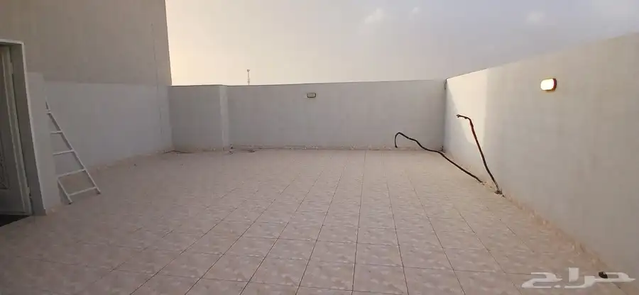 للبيع روف علوى مع ملحق بمدخل سياره من650 ألف حي النوربالخميس 23