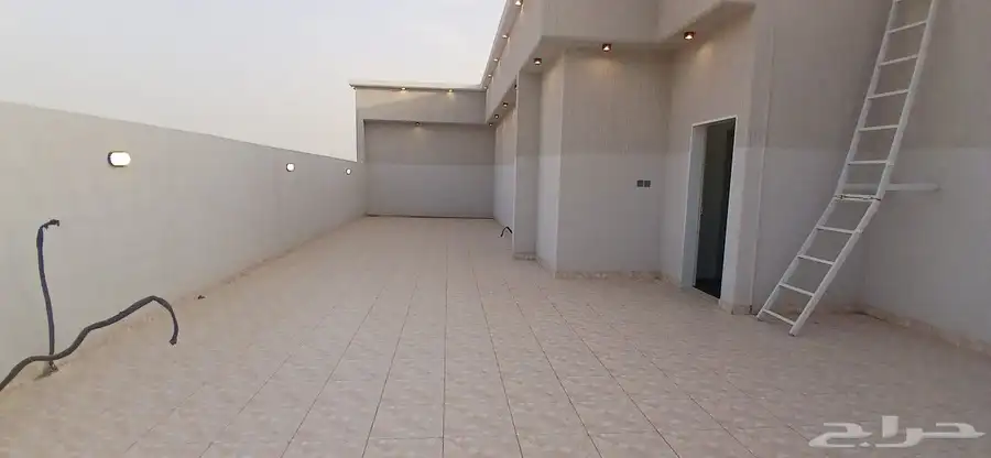 للبيع روف علوى مع ملحق بمدخل سياره من650 ألف حي النوربالخميس 24