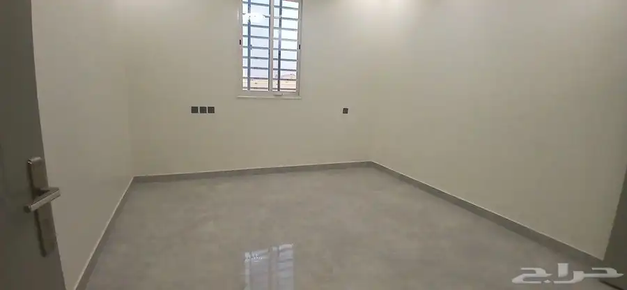 للبيع روف علوى مع ملحق بمدخل سياره من650 ألف حي النوربالخميس 8