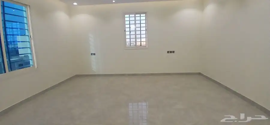 للبيع روف علوى مع ملحق بمدخل سياره من650 ألف حي النوربالخميس 5