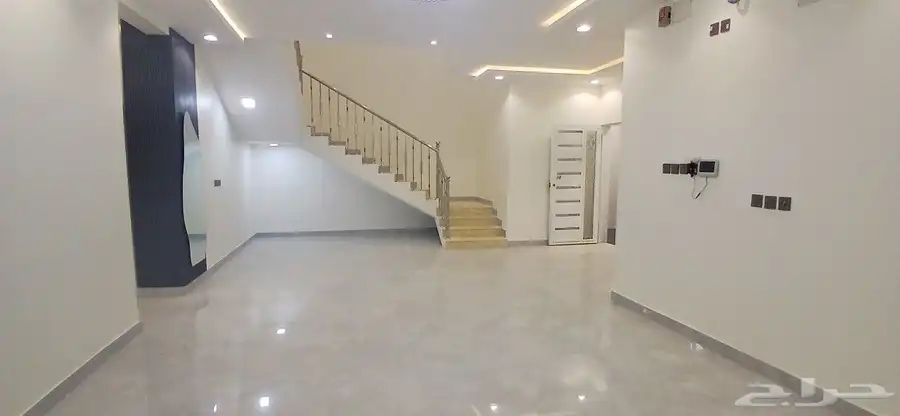 للبيع روف علوى مع ملحق بمدخل سياره من650 ألف حي النوربالخميس 11