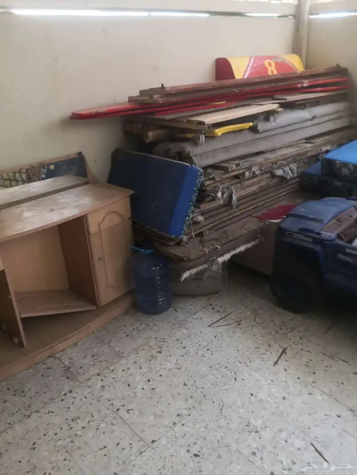 خشب دواليب وخسب سريرين وكمدينه وطاولة طعام كبيره ومساند 3