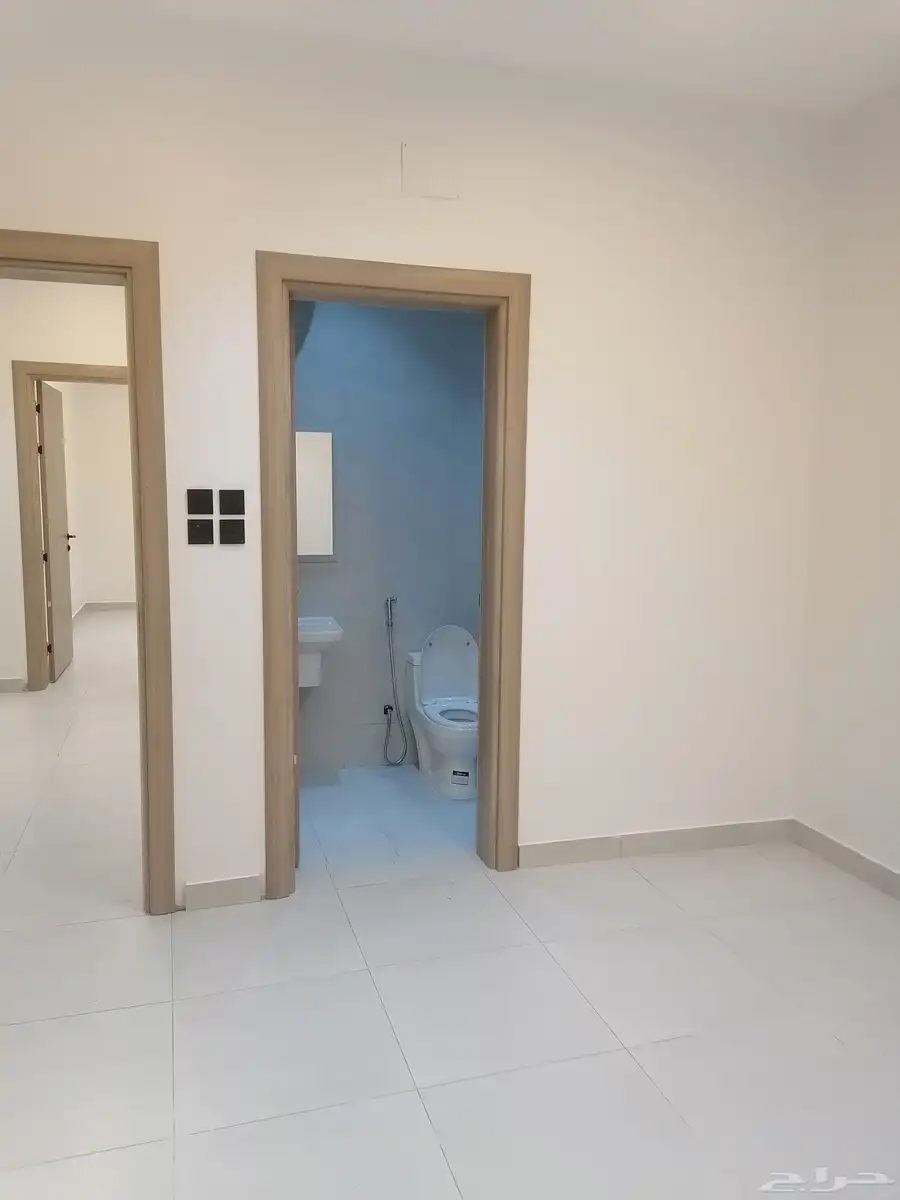 للبيع شقة تمليك دور كامل مصعد رأكب بحي الملك فهد داخل الحد 25
