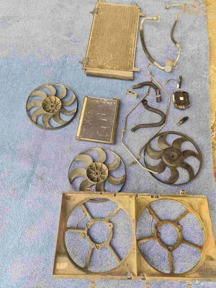 علبة فيوزات وقطع للمكيف وديكورات 1