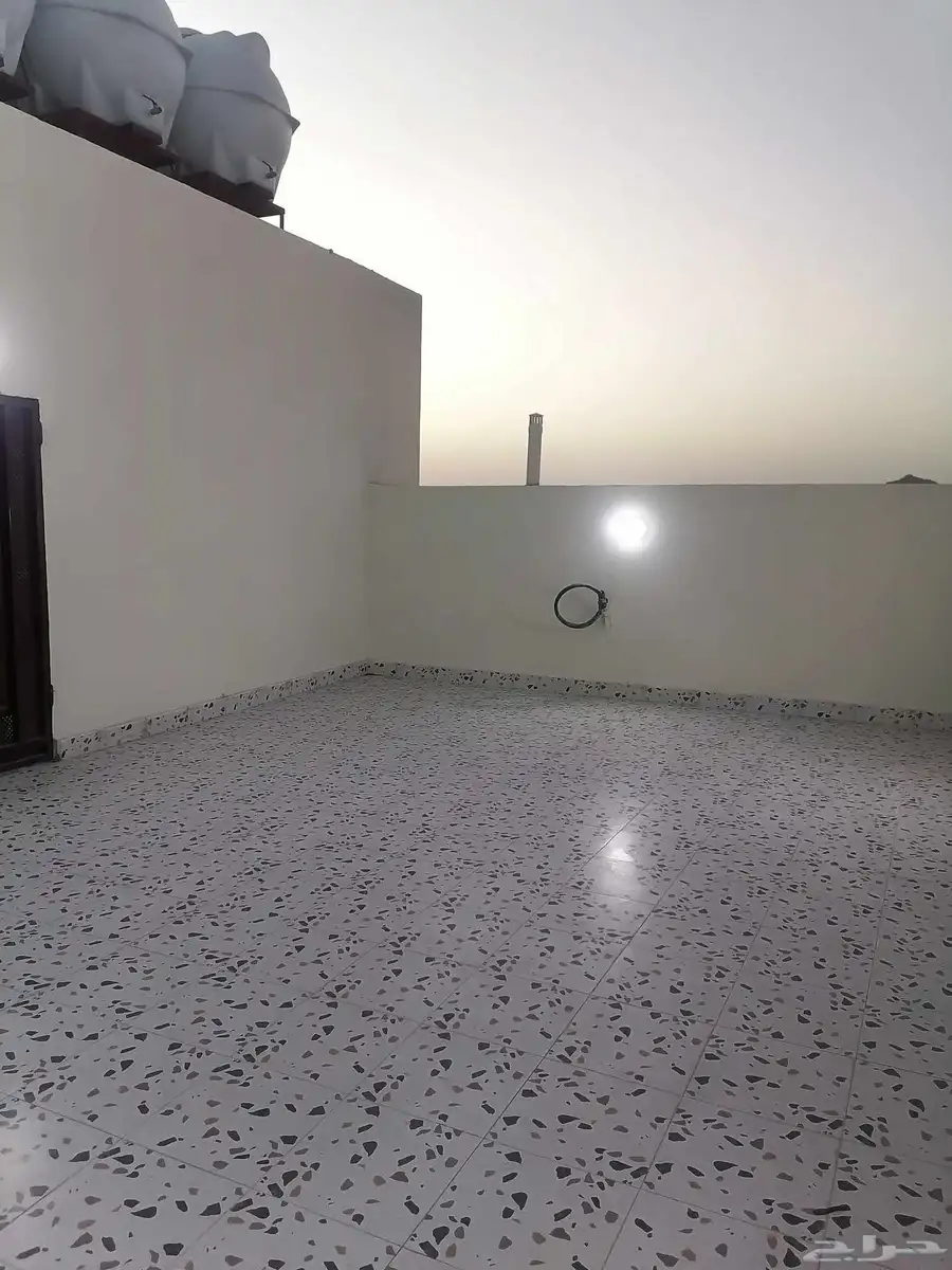 للبيع شقة تمليك دور كامل مصعد رأكب بحي الملك فهد داخل الحد 28