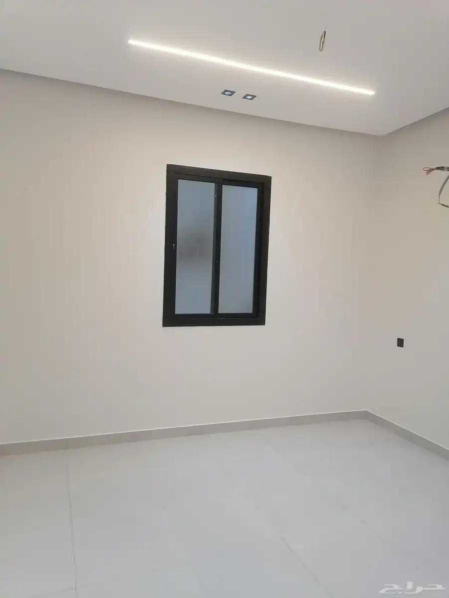 للبيع شقة تمليك دور كامل مصعد رأكب بحي الملك فهد داخل الحد 4