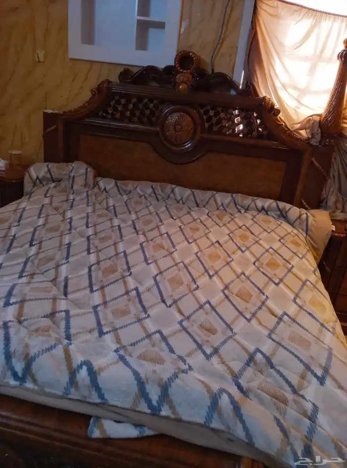 غرفة نوم مكونه من 7قطع .والسرير بدون المرتبه ولا المفرش 1