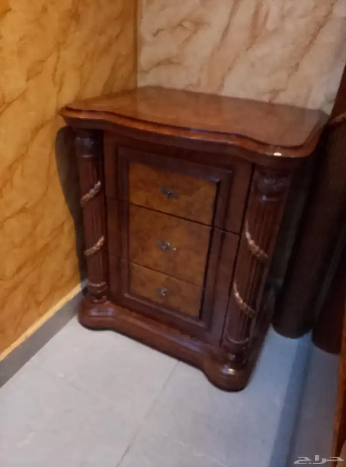 غرفة نوم مكونه من 7قطع .والسرير بدون المرتبه ولا المفرش 2