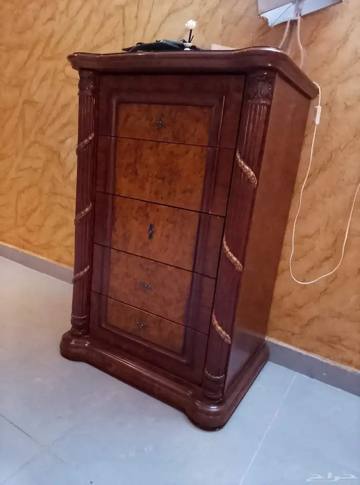 غرفة نوم مكونه من 7قطع .والسرير بدون المرتبه ولا المفرش 0