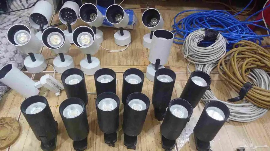 اضاءة خارجه لجدار المنزل للون أسود والبيض  وسكين مطبخ 0