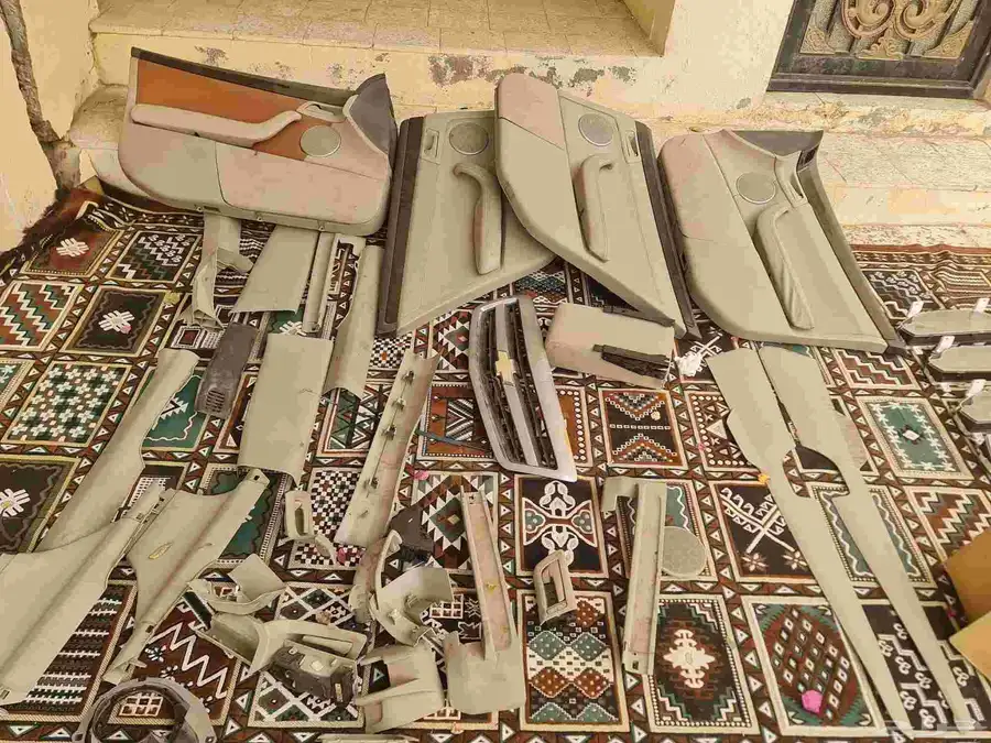 علبة فيوزات وقطع للمكيف وديكورات 2