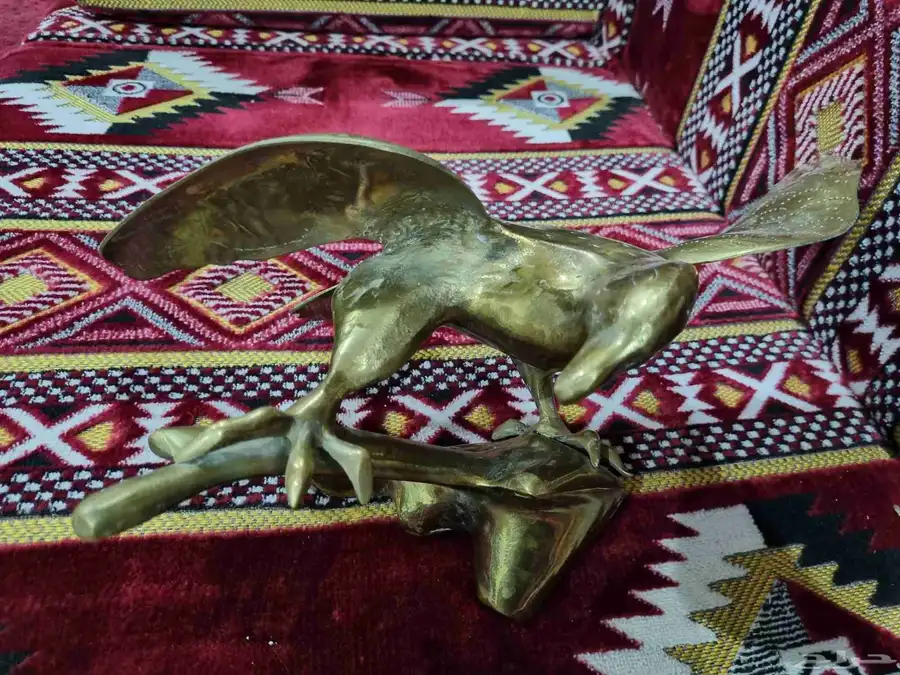 صقر نحاسي المسافة من الجناح للجناع 40 سناي الارتفاع 30 سنتي 2