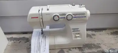 مكينة خياطة و تطريز جانومي شبه جديدة 0