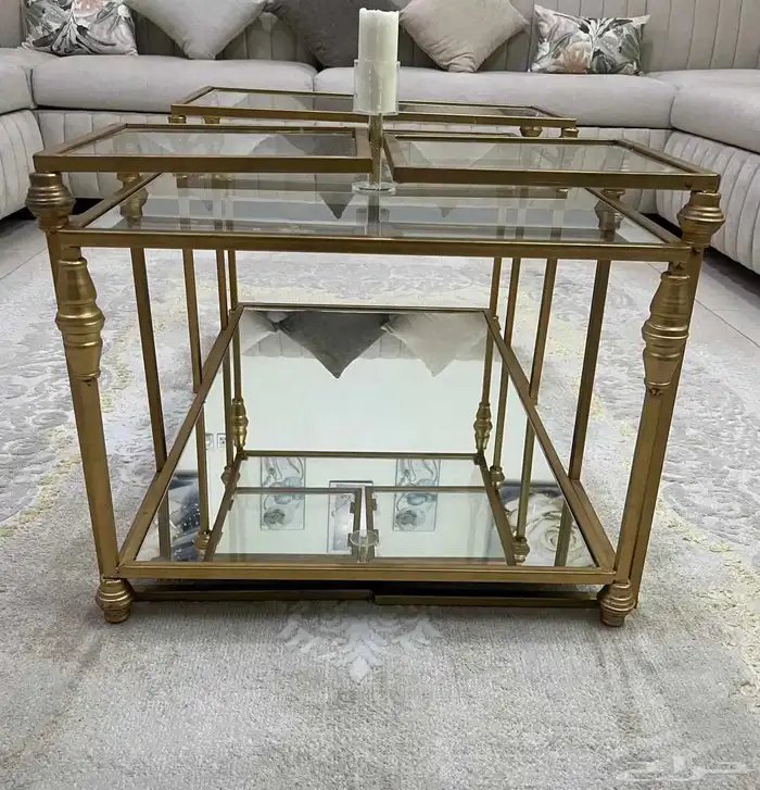 طاولة بلون ذهبي 1