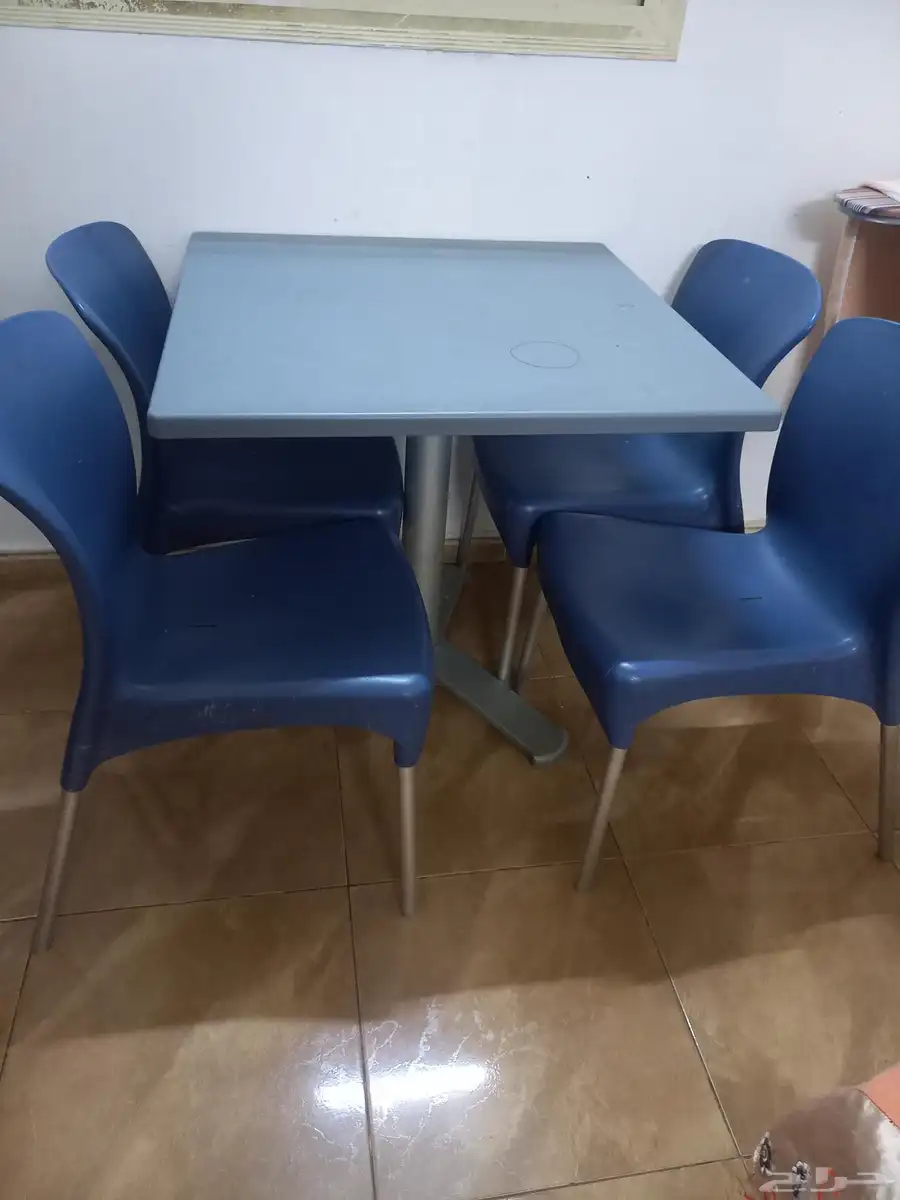 غاز وثلاجة مكتب وفريزر وبوتجاز وسيكل وطاولة بالكراسي 2