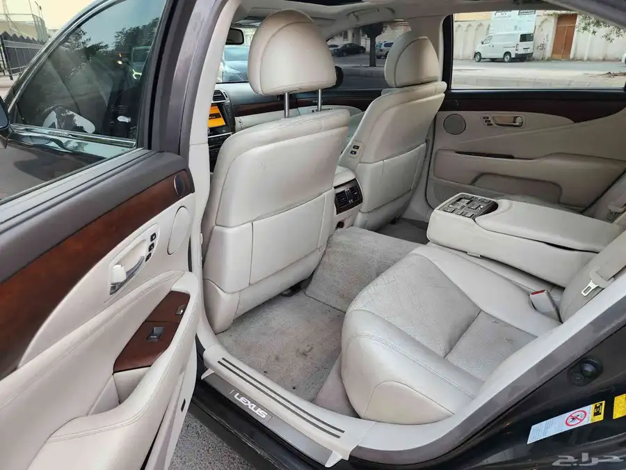 لكزس LS460L بحالة ممتازة 2010 11