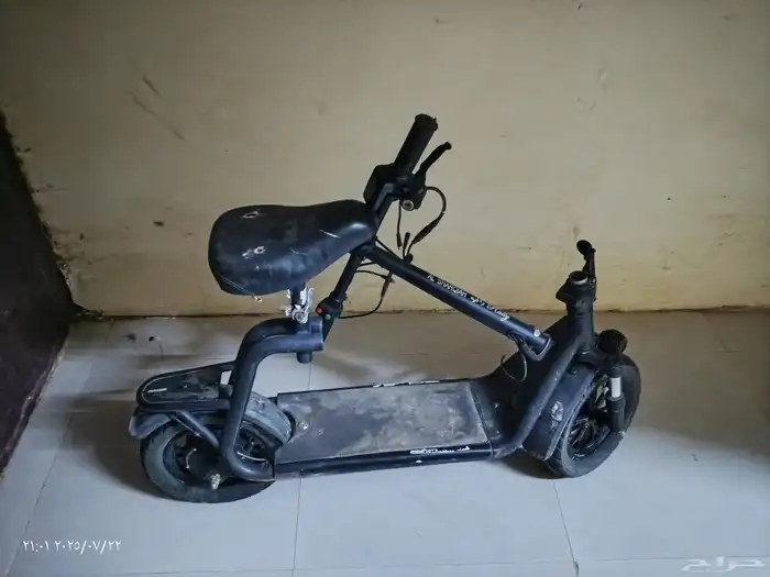 اسكوتر للبيع عيبه بس الدركسون مكسور ولاكن يمشي وشاحنه موجود 0