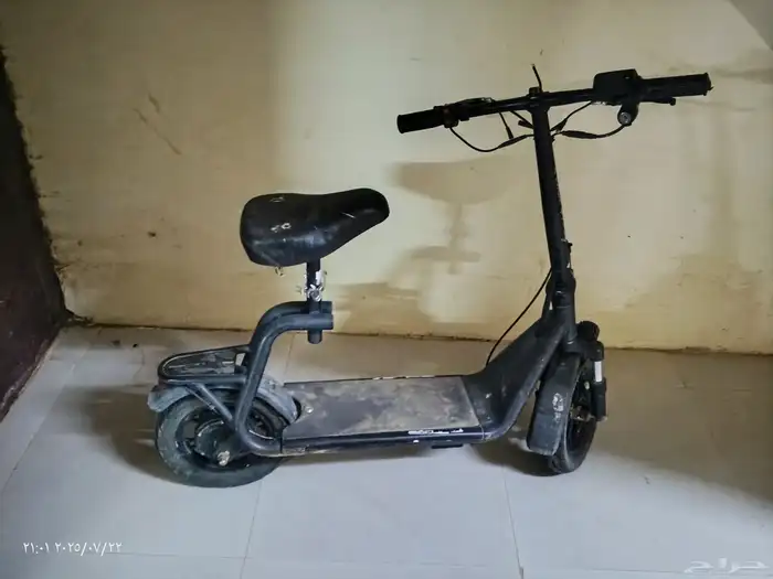 اسكوتر للبيع عيبه بس الدركسون مكسور ولاكن يمشي وشاحنه موجود 1
