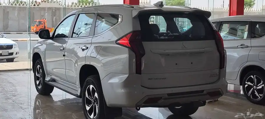 متسوبيشي مونتيرو بنزين دبل 4x4 م 2025 3