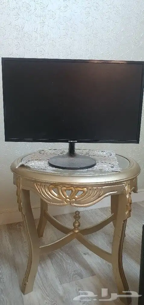 كمبيوتر مكتبي مع شاشة 1