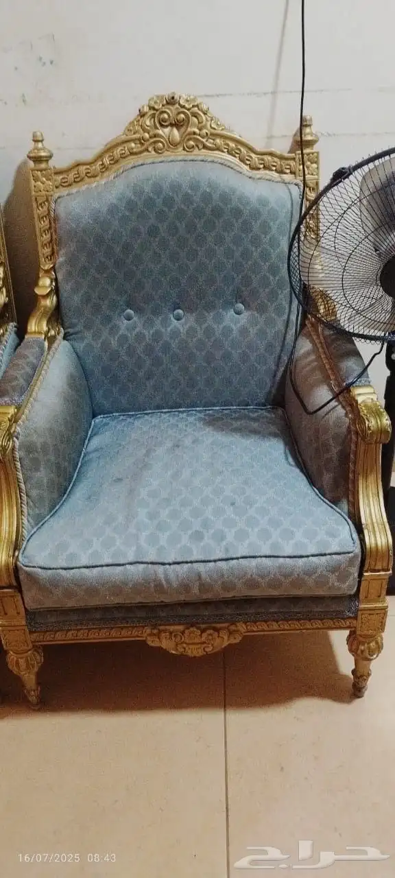 للبيع . غرفة و عدد 2 كنبة و2 كرسي جلوس 4