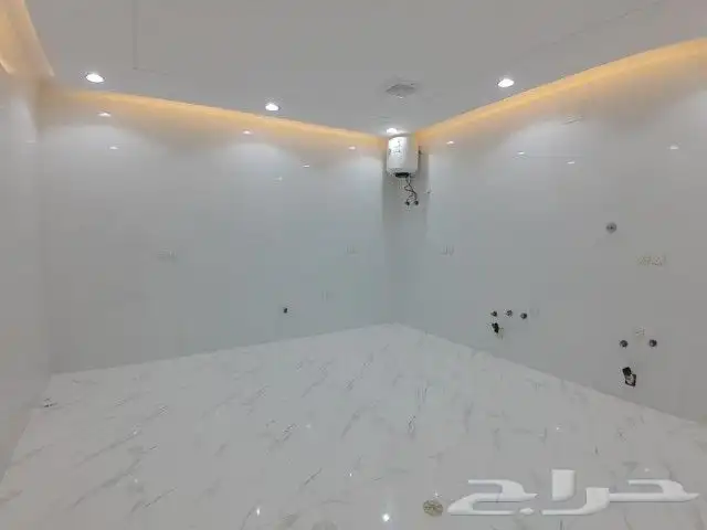 للبيع روف علوى مع ملحق مدخل مستقل620 ألف خلف مستشفى الألماني 22