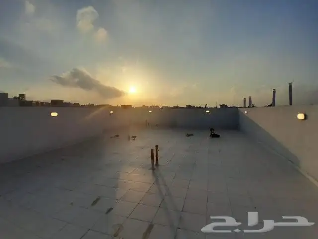 للبيع روف علوى مع ملحق مدخل مستقل620 ألف خلف مستشفى الألماني 25