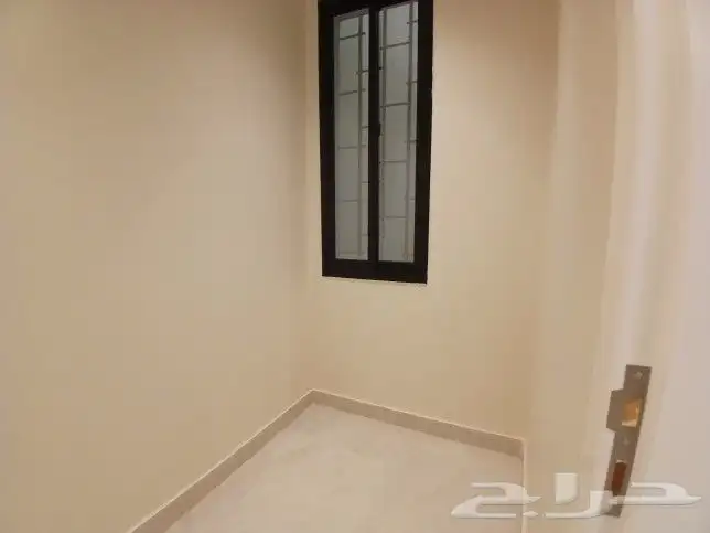 للبيع روف علوى مع ملحق مدخل مستقل تشطيبVIPحي الوسام بالخميس 11