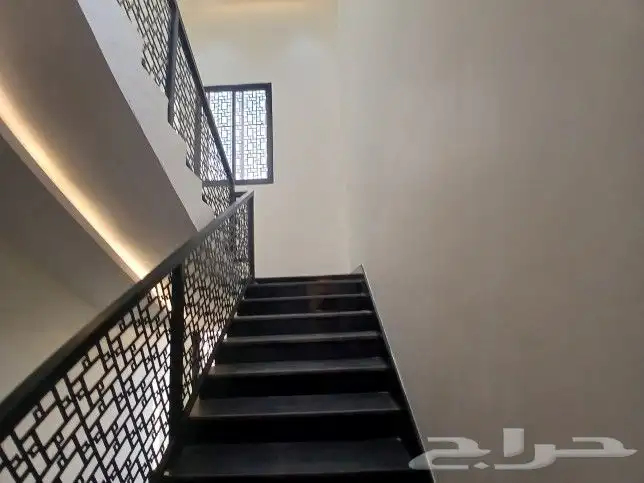 للبيع روف علوى مع ملحق مدخل مستقل تشطيبVIPحي الوسام بالخميس 23