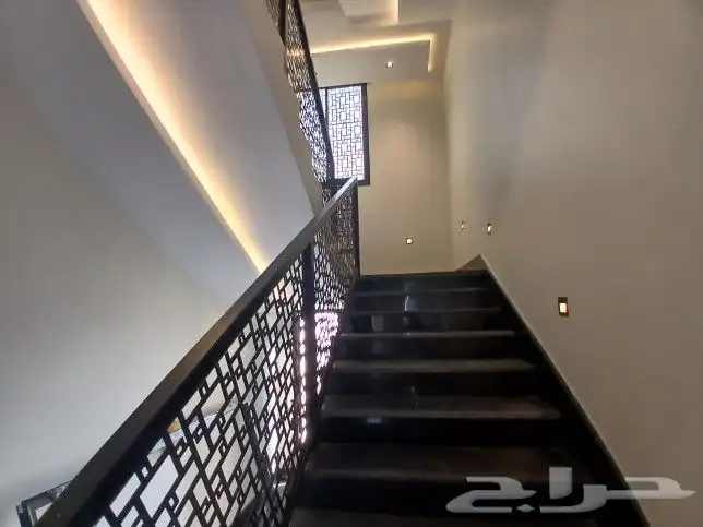 للبيع روف علوى مع ملحق مدخل مستقل تشطيبVIPحي الوسام بالخميس 4
